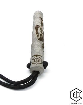 Preview: Handgeschmiedeter Kubotan HC-22-2 Unikat (Custom Made) von vorne auf weißem Hintergrund. Seriennummer SN sichtbar, Totenkopf-Gravur, schwarzer Paracord-Fangriemen, 3 Bohrungen. GPSR: Chargennummer/Hersteller SN für Rückverfolgbarkeit. Nur als Grifffestige